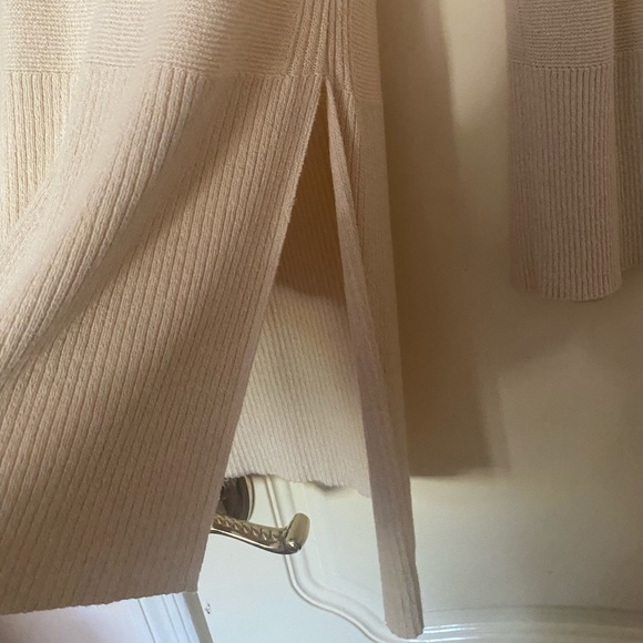 Free People sweater it’s longer in the back then the front Only had it on once - Picture 2 of 5